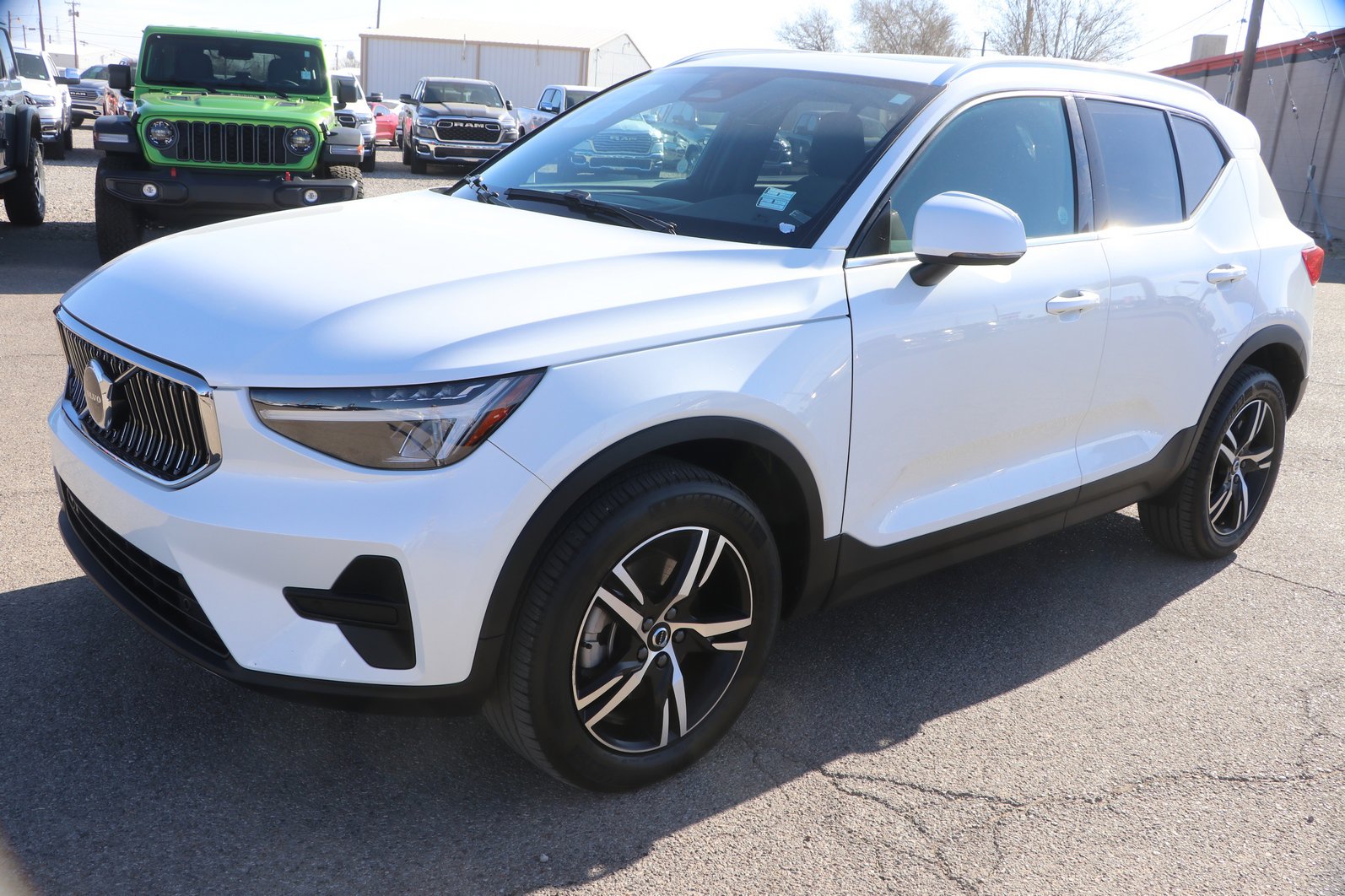 Used 2024 Volvo XC40 B5 Core image 3