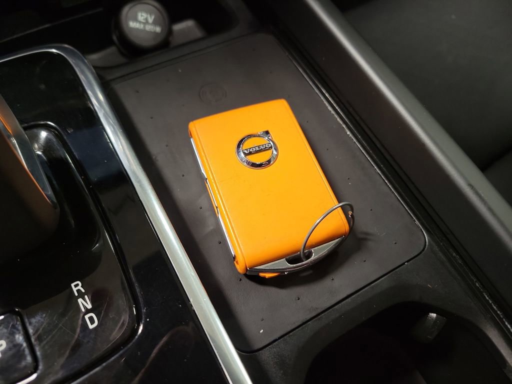 Used 2022 Volvo XC60 B5 Momentum image 15