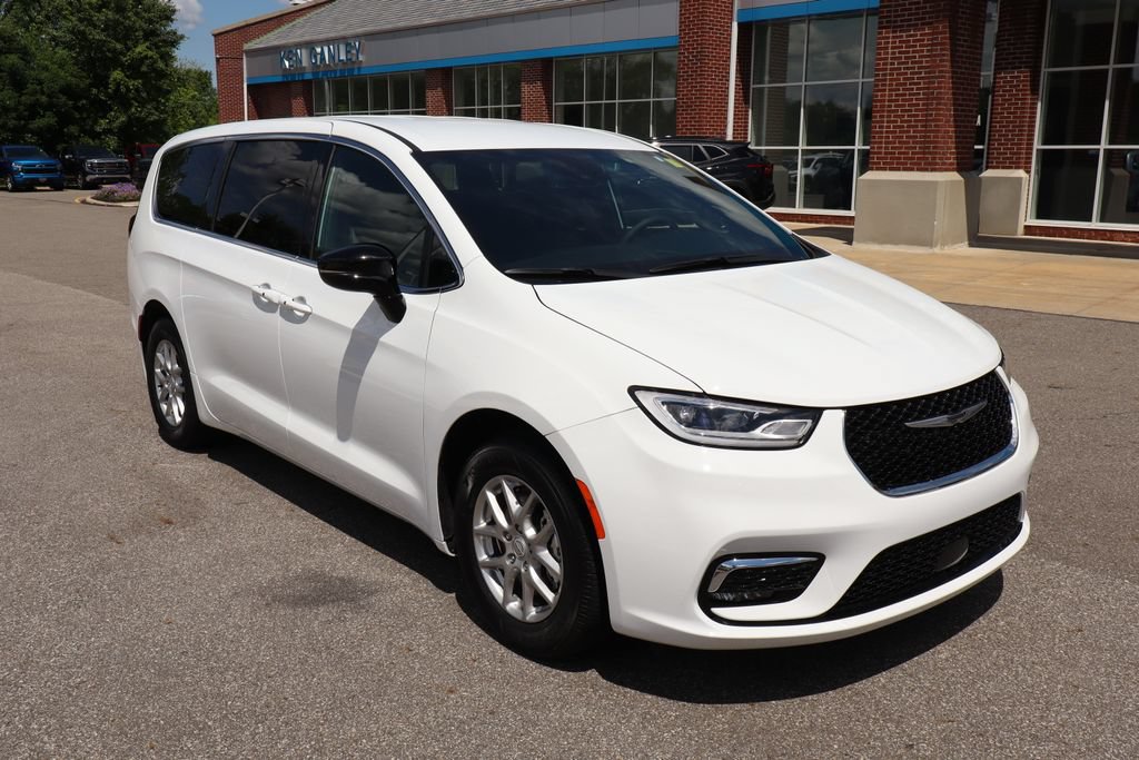 Used 2026 Chrysler Pacifica Select FWD image 4