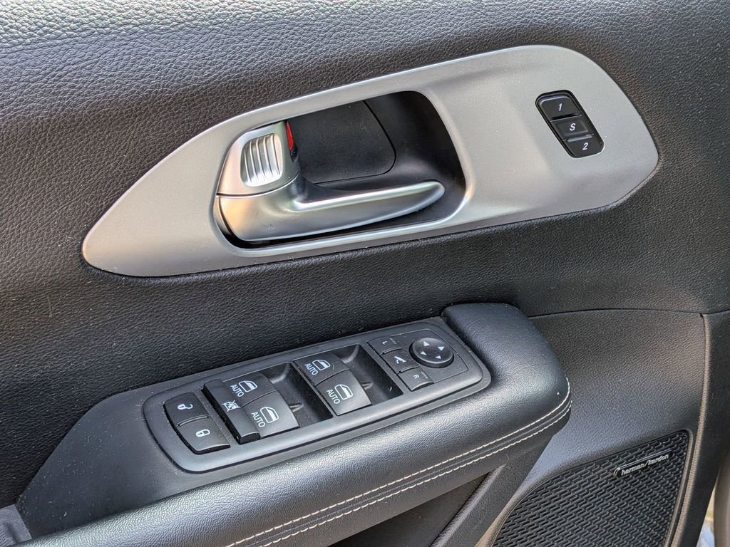 Used 2020 Chrysler Pacifica Limited w/ Advanced Safetytec Group FWD image 13