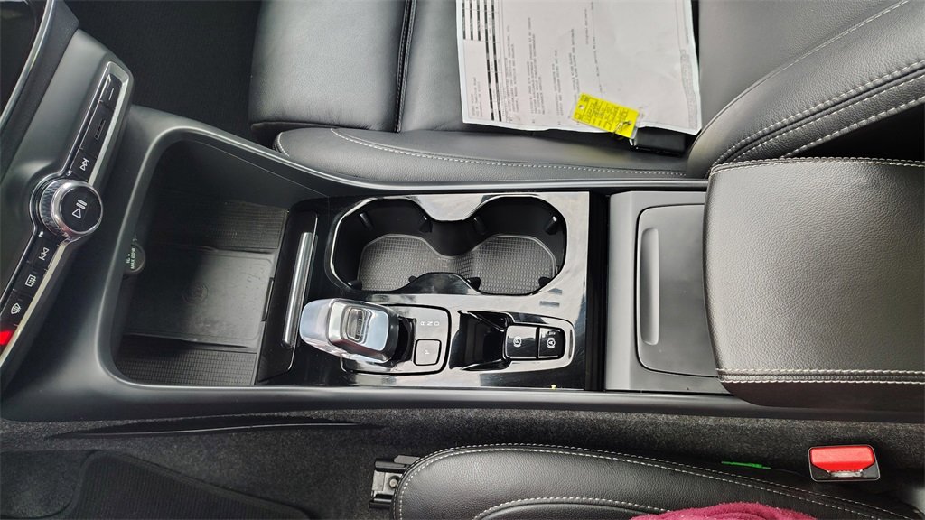 Certified 2025 Volvo XC40 B5 Plus image 20