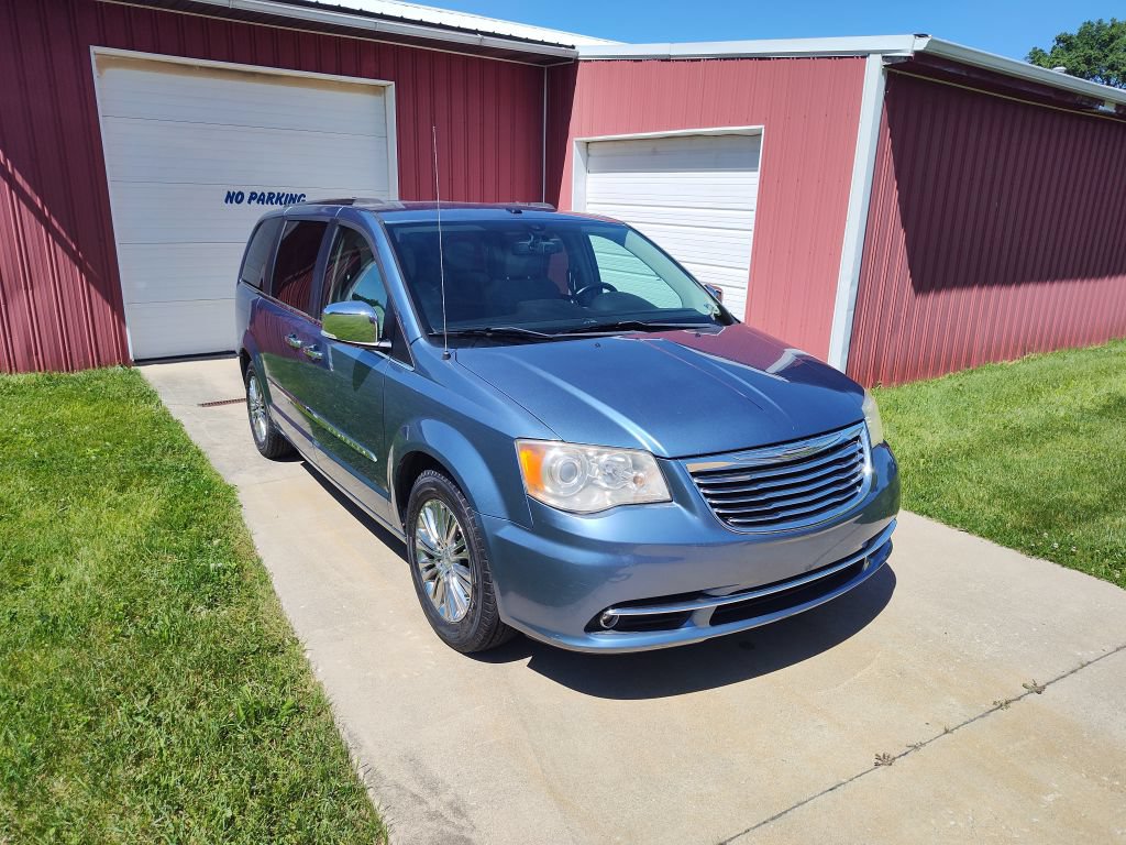 Used 2011 Chrysler Town & Country Limited FWD image 4