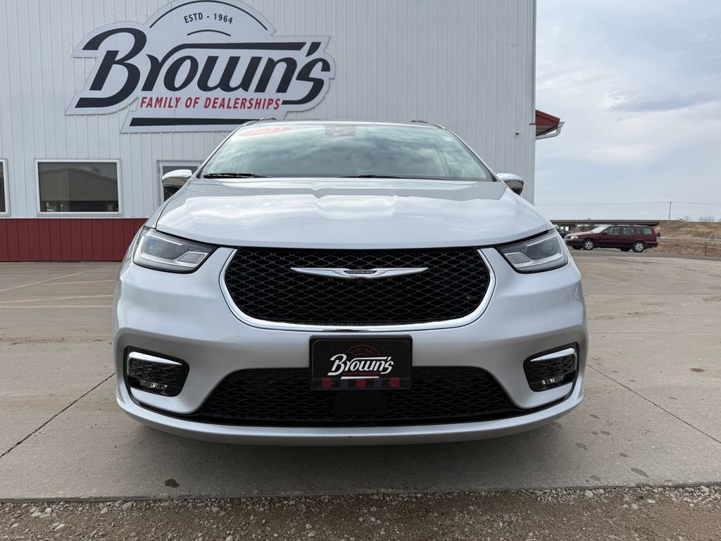 Used 2023 Chrysler Pacifica Limited AWD/4WD image 2