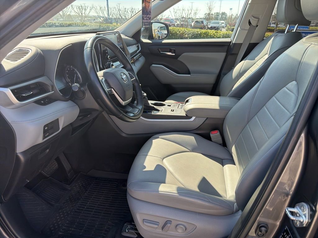 Used 2022 Toyota Highlander XLE image 14