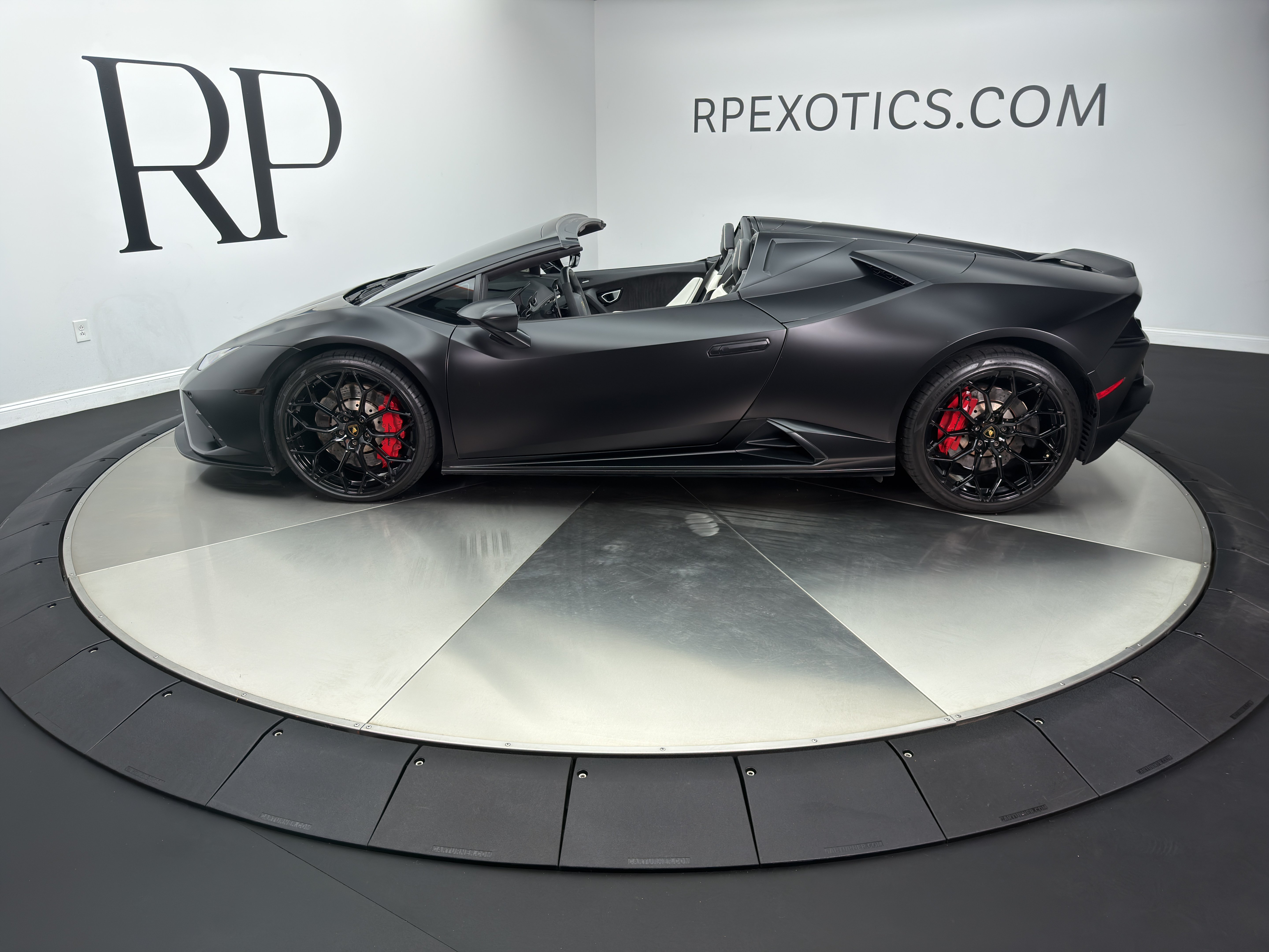 Used 2021 Lamborghini Huracan EVO RWD image 3