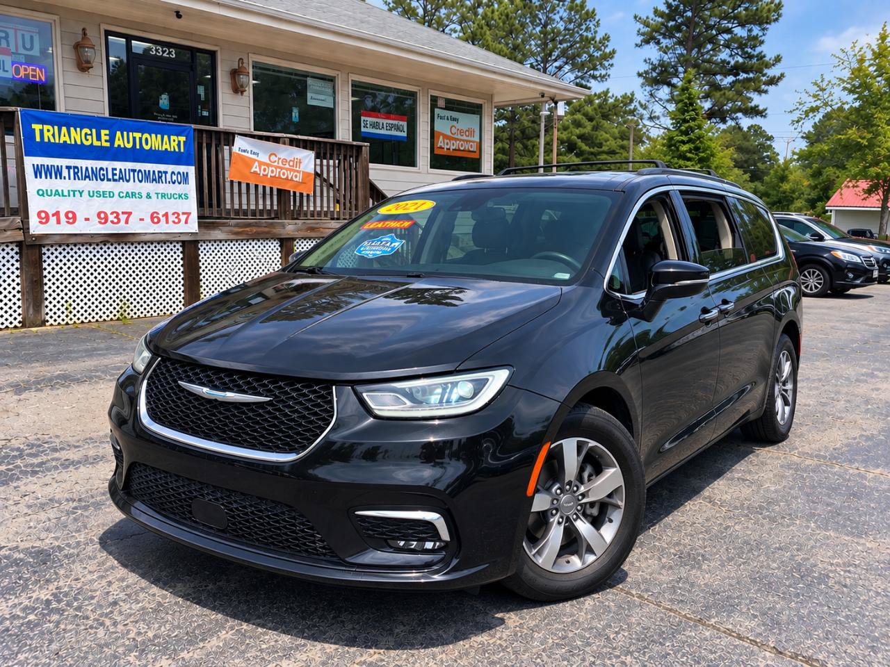 Used 2021 Chrysler Pacifica Touring-L FWD image 1