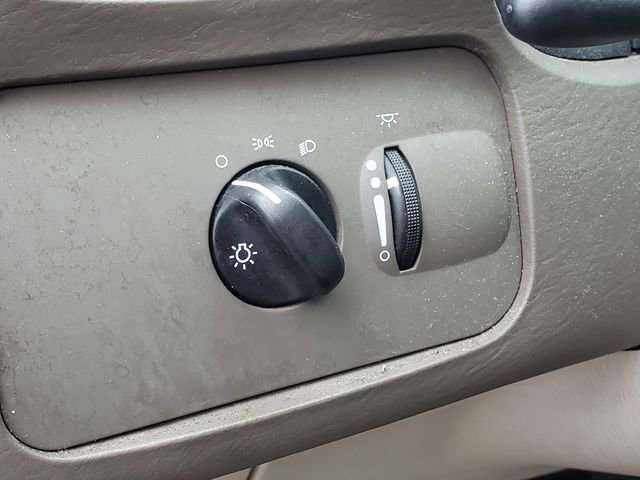 Used 2006 Chrysler Town & Country image 13