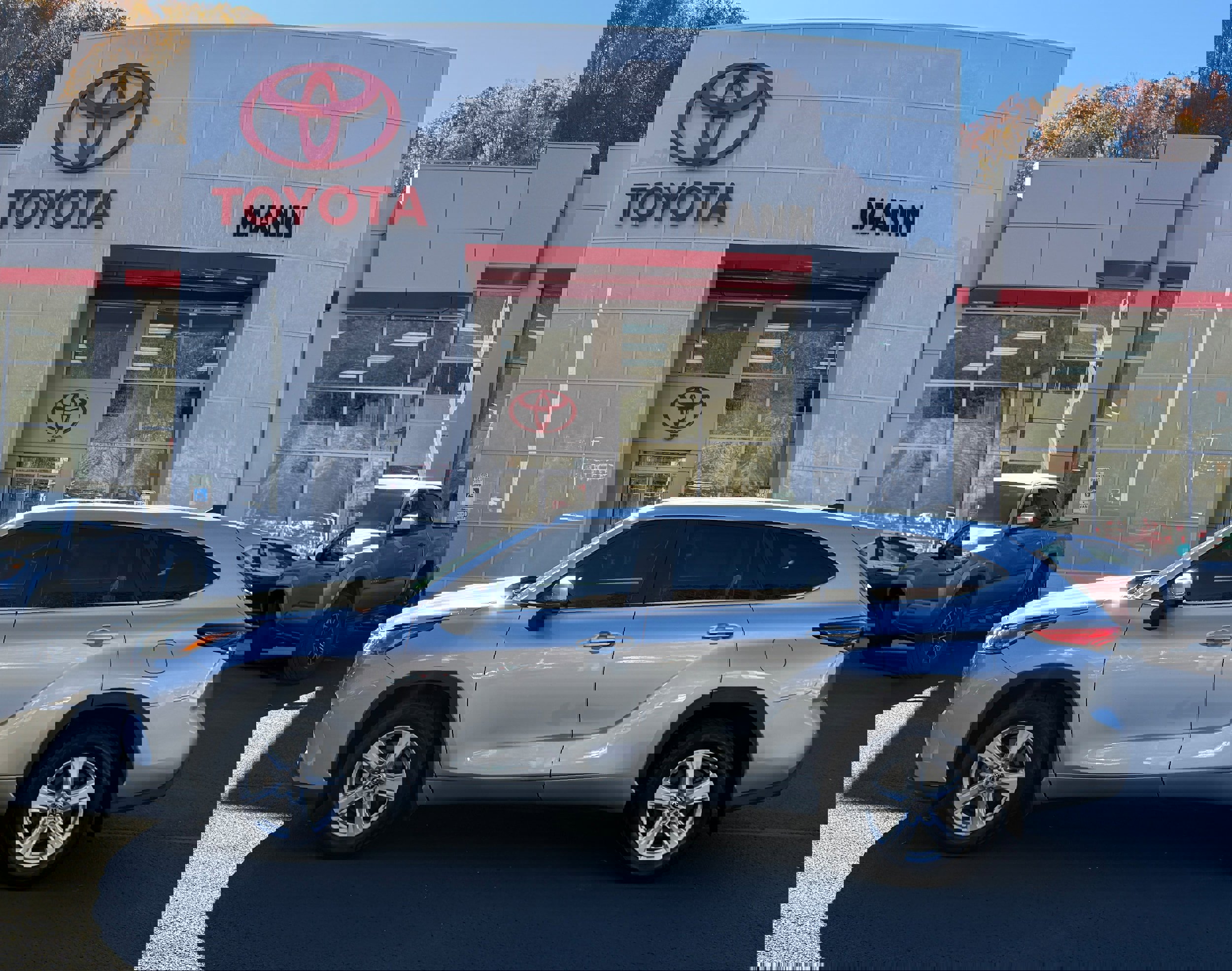 Used 2023 Toyota Highlander L image 1