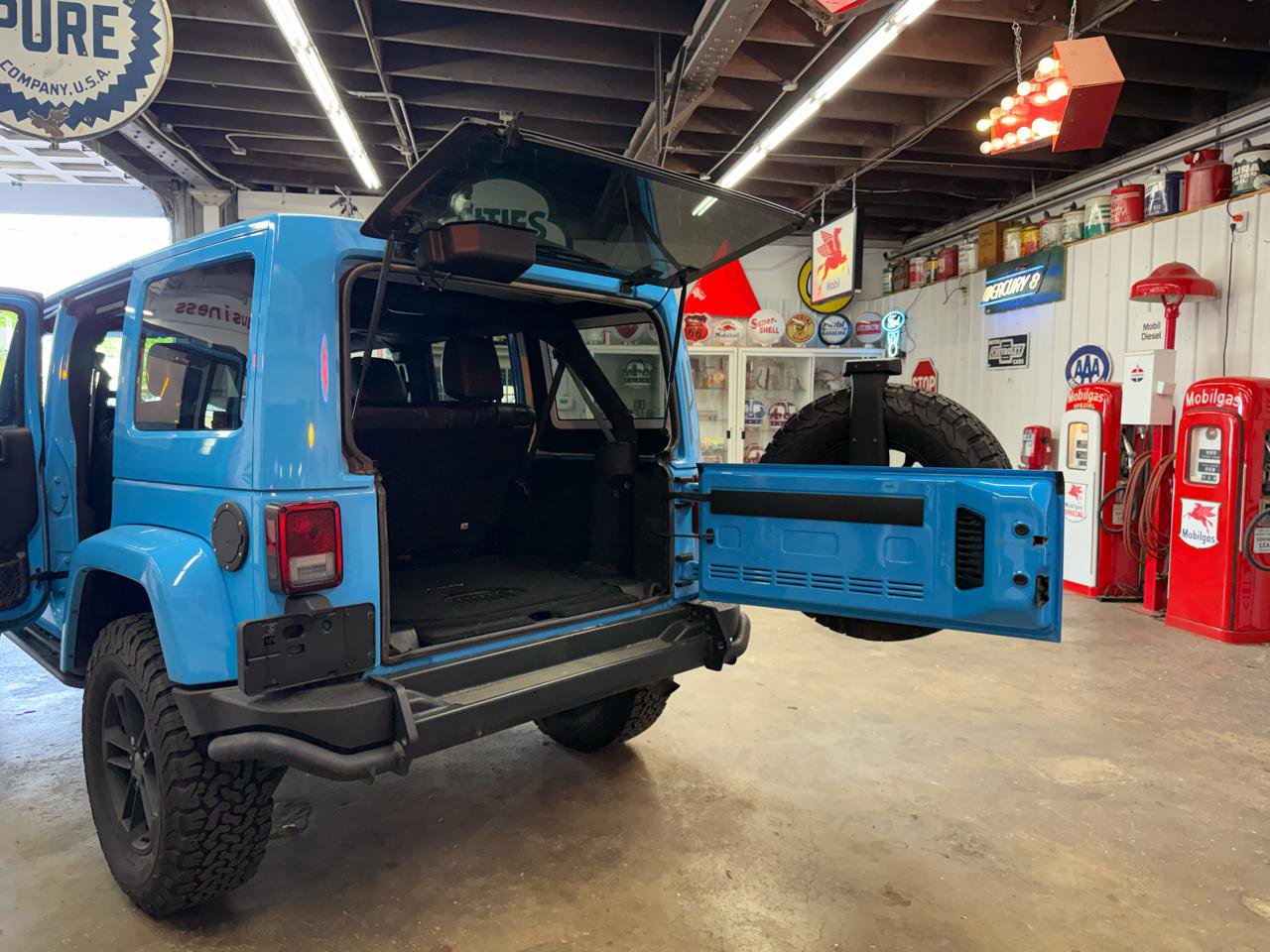 Used 2017 Jeep Wrangler Unlimited Sahara AWD/4WD image 22