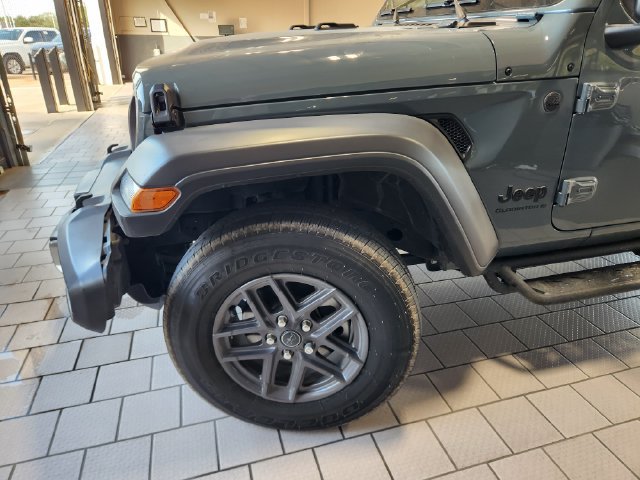 Used 2025 Jeep Gladiator Sport AWD/4WD image 7