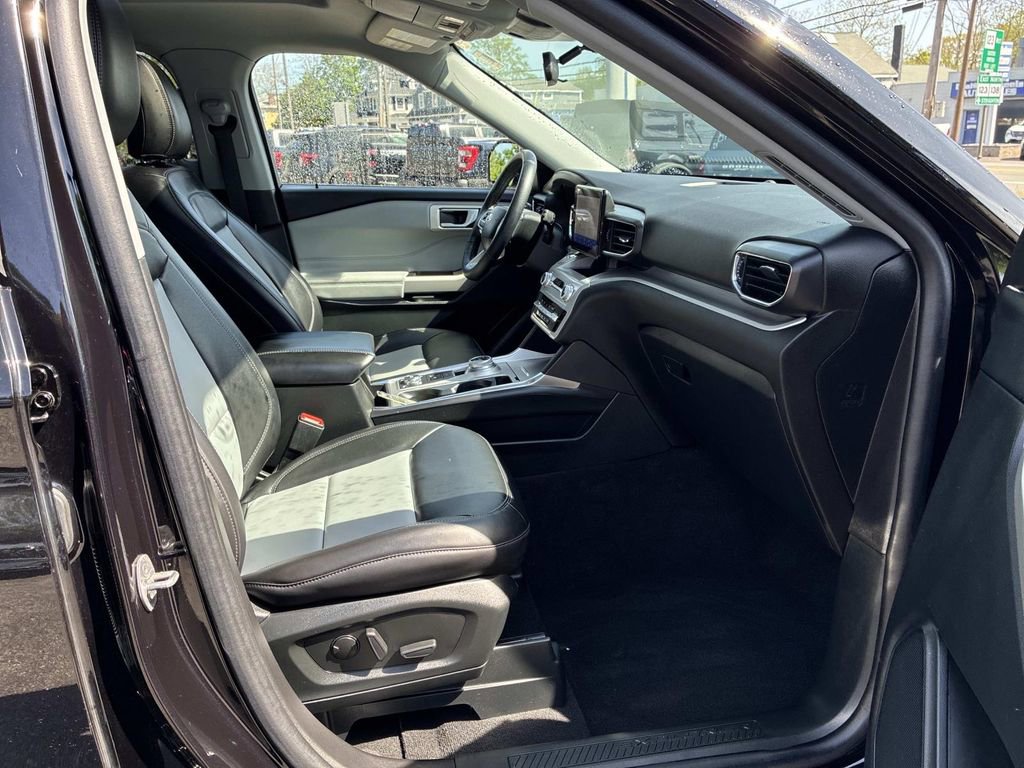 Used 2023 Ford Explorer XLT w/ Equipment Group 202A AWD/4WD image 9