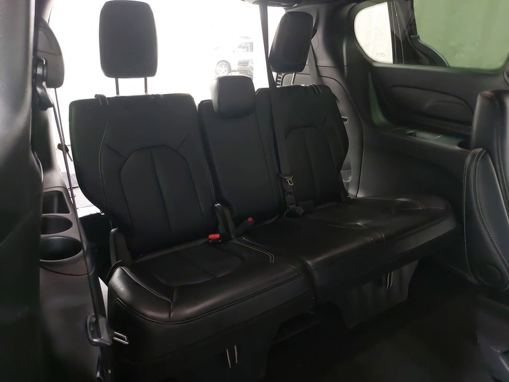 Used 2025 Chrysler Pacifica Select image 12