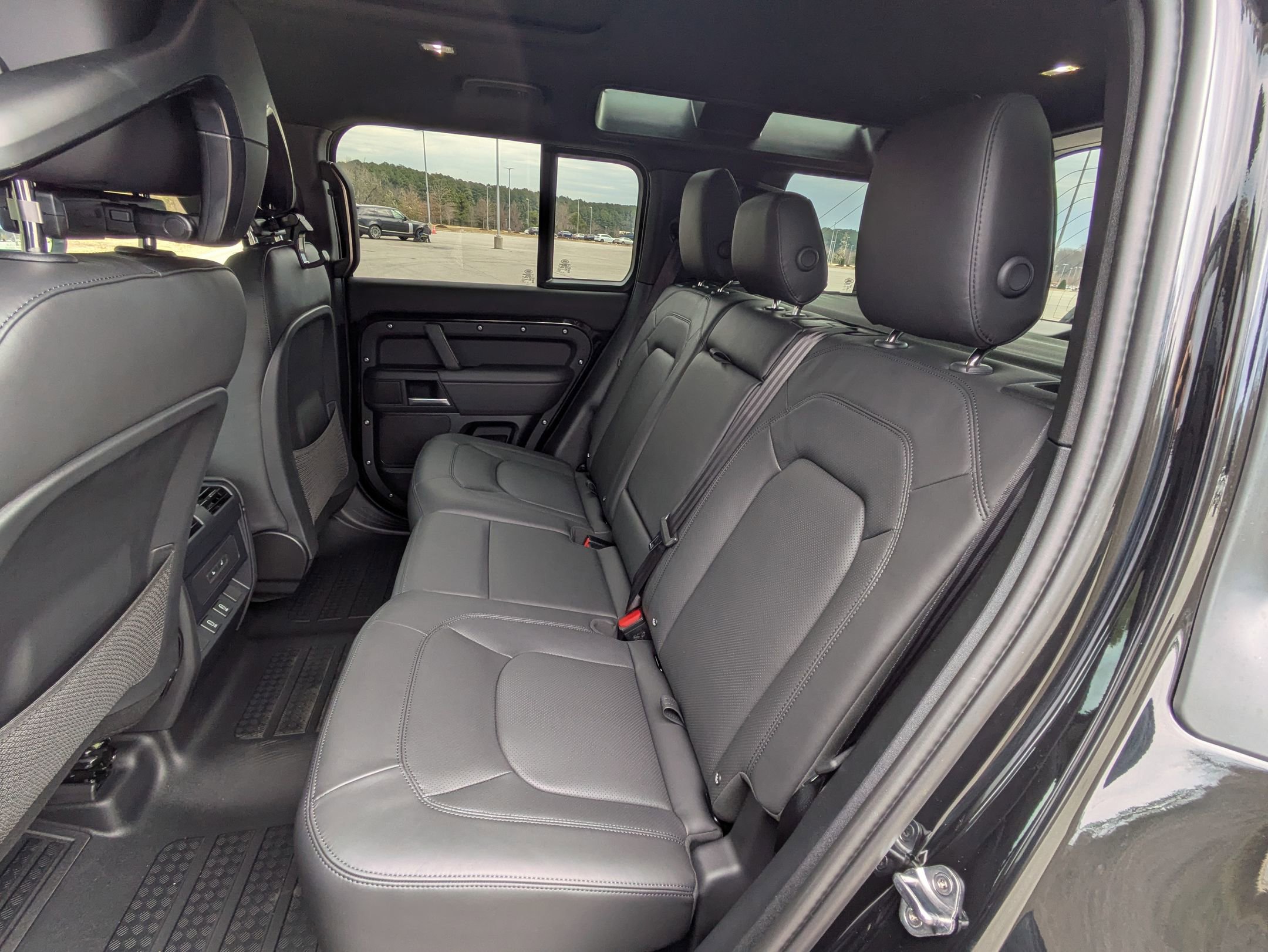 New 2026 Land Rover Defender 110 X-Dynamic SE image 27