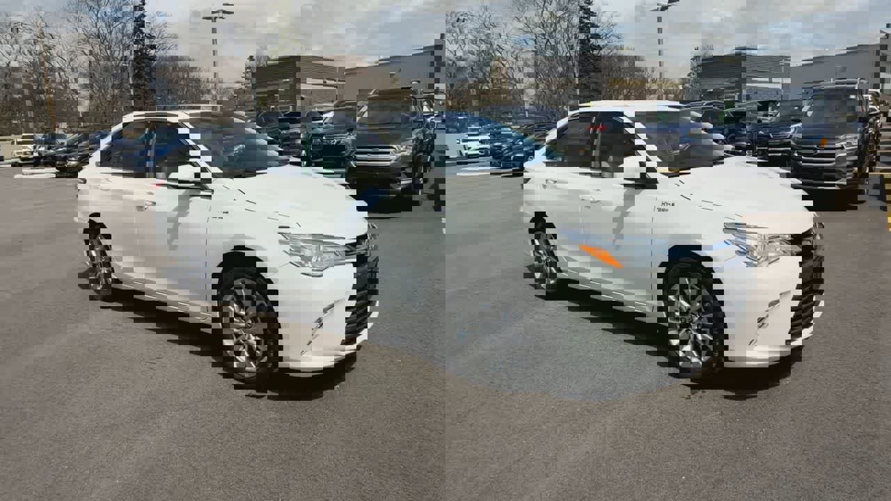 Used 2015 Toyota Camry XLE w/ Moonroof Package image 2