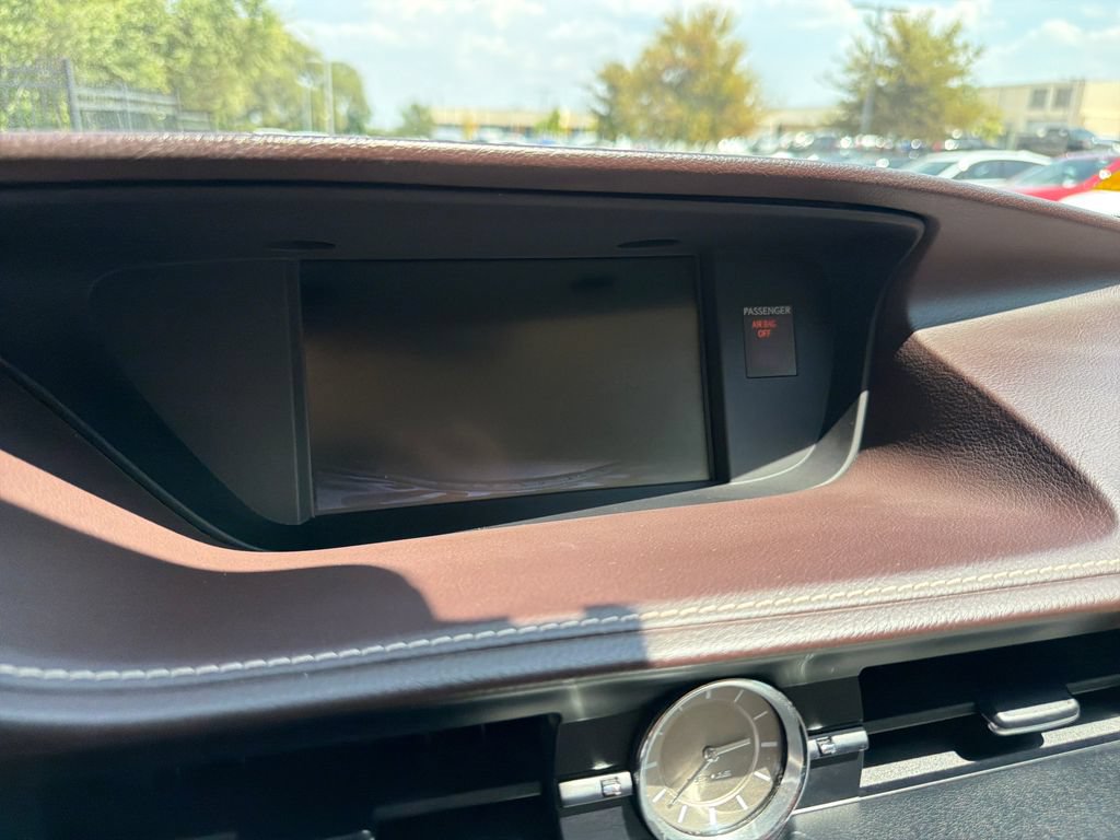 Used 2016 Lexus ES 300h w/ Luxury Package w/Wood Trim FWD image 28