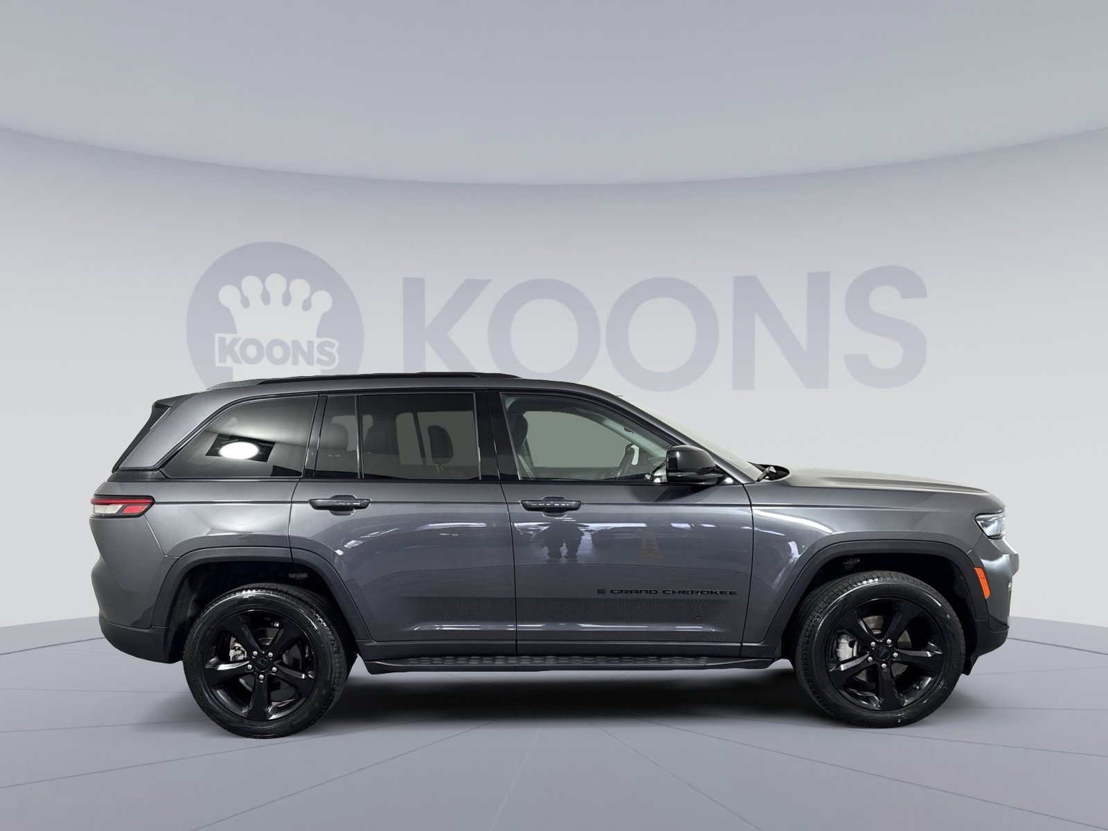 Used 2023 Jeep Grand Cherokee Limited w/ Black Appearance Package image 8