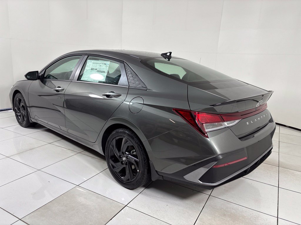 New 2026 Hyundai Elantra SEL Sport FWD image 3