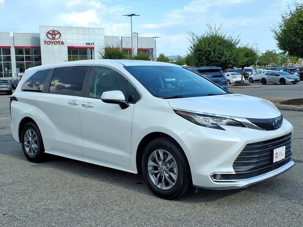 Certified 2023 Toyota Sienna XLE FWD image 2