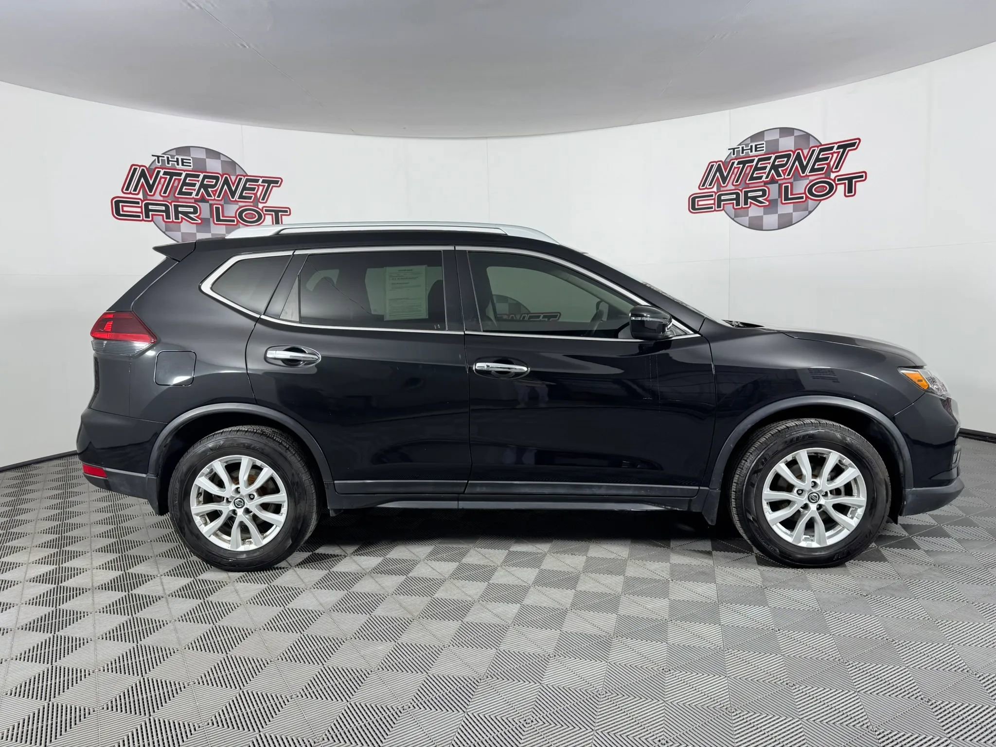 Used 2018 Nissan Rogue SV image 8