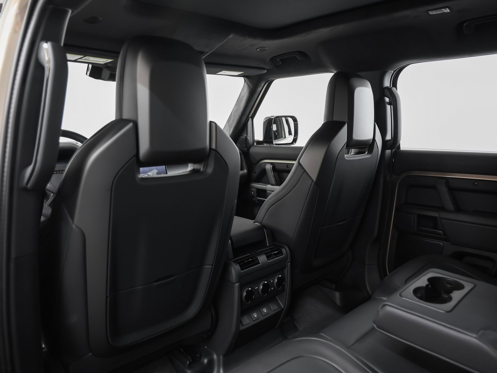 Used 2025 Land Rover Defender 110 image 45