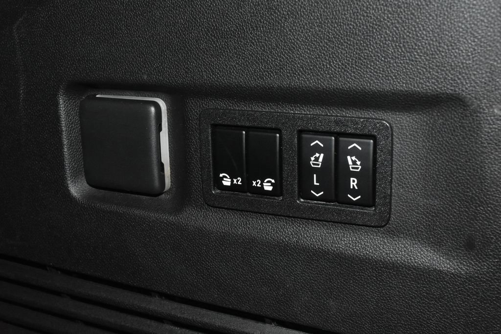 Used 2022 Chevrolet Suburban High Country AWD/4WD image 34