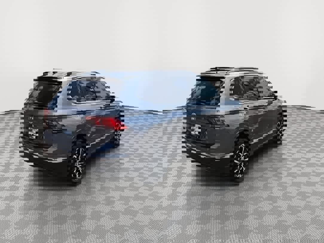 Used 2021 Volkswagen Tiguan SE w/ Panoramic Sunroof Package image 8