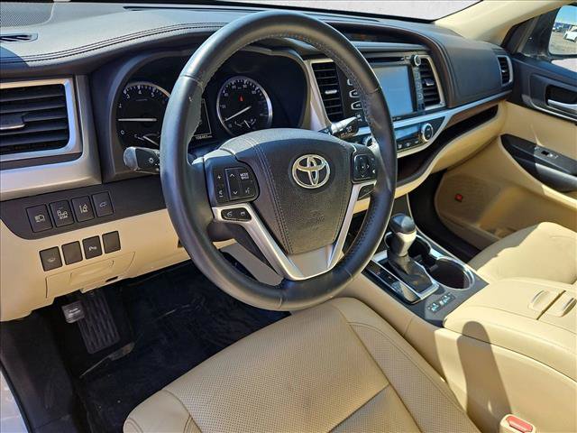 Used 2016 Toyota Highlander Limited w/ Driver Technology Package AWD/4WD image 12