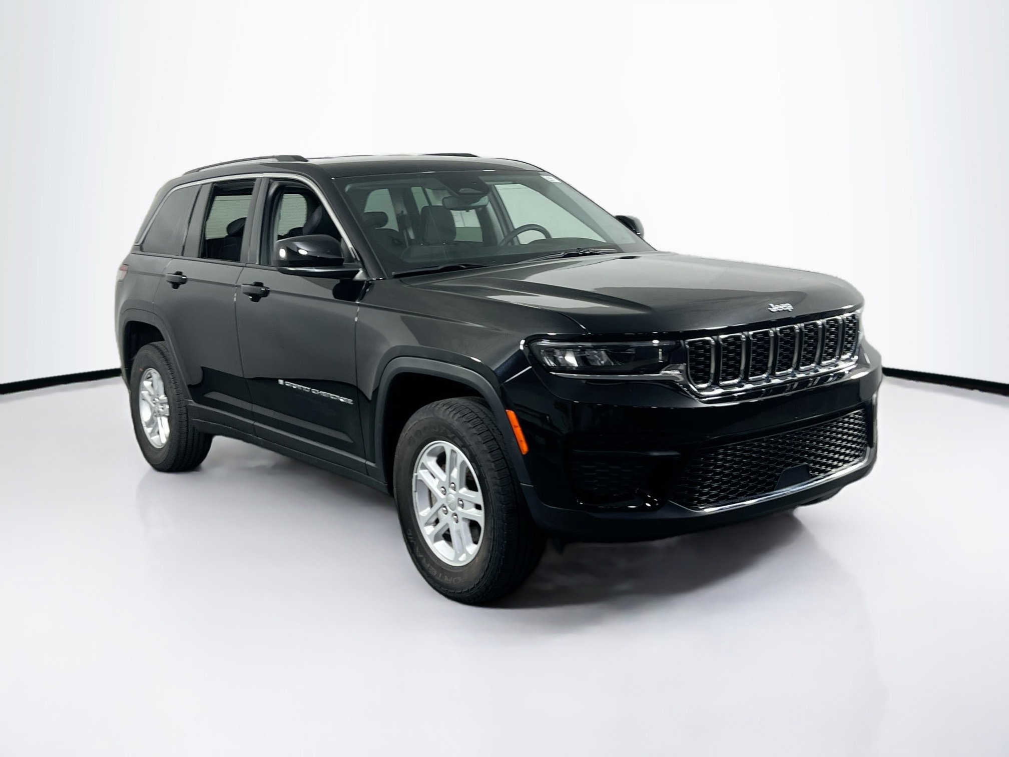 Used 2023 Jeep Grand Cherokee Laredo image 3