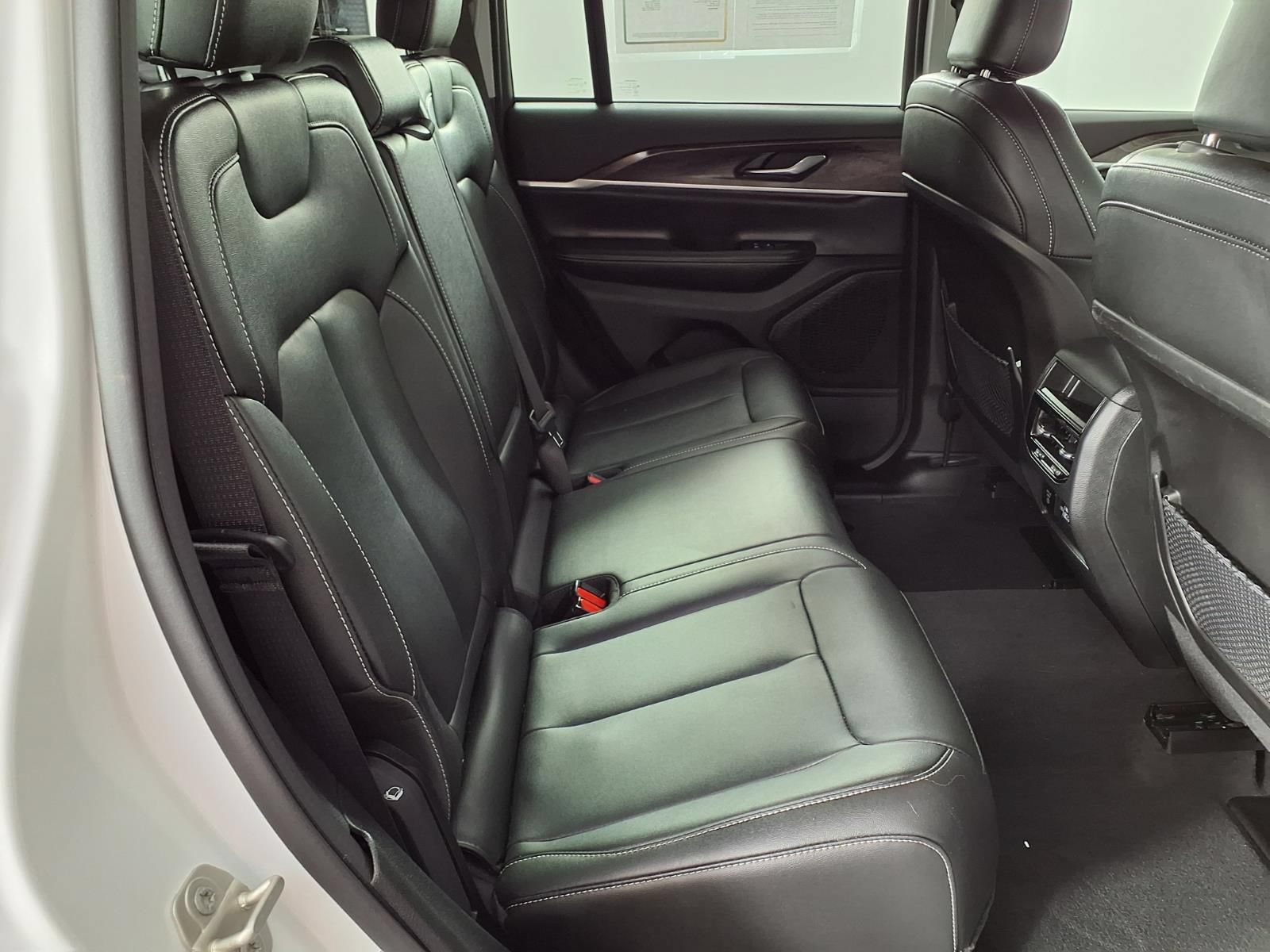 Used 2024 Jeep Grand Cherokee Limited AWD/4WD image 11