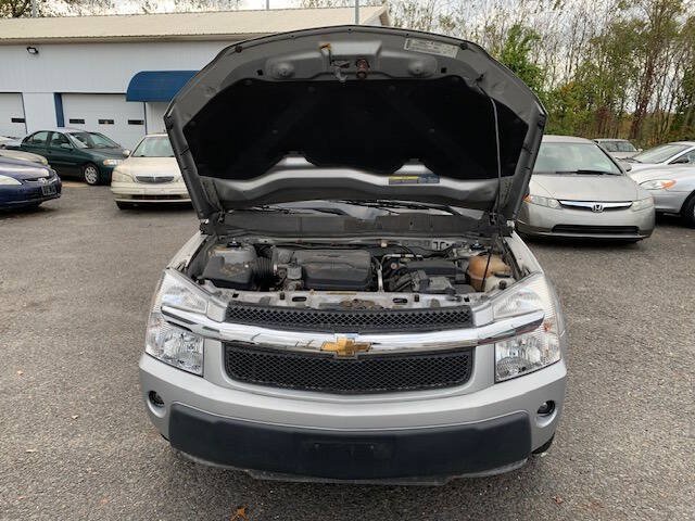 Used 2005 Chevrolet Equinox LT w/ Preferred Equipment Group AWD/4WD image 2