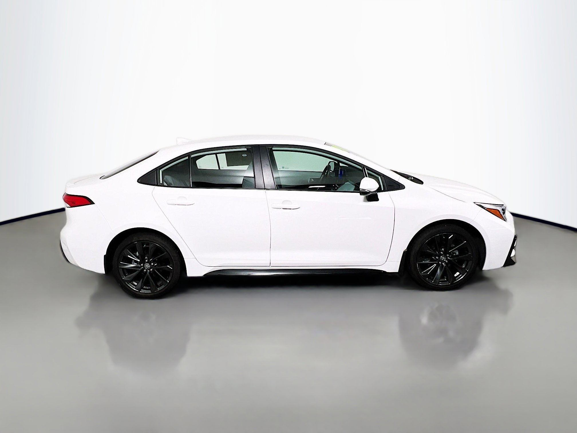 Used 2024 Toyota Corolla SE FWD image 3