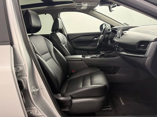Used 2025 Nissan Rogue SV w/ SV Premium Package image 31