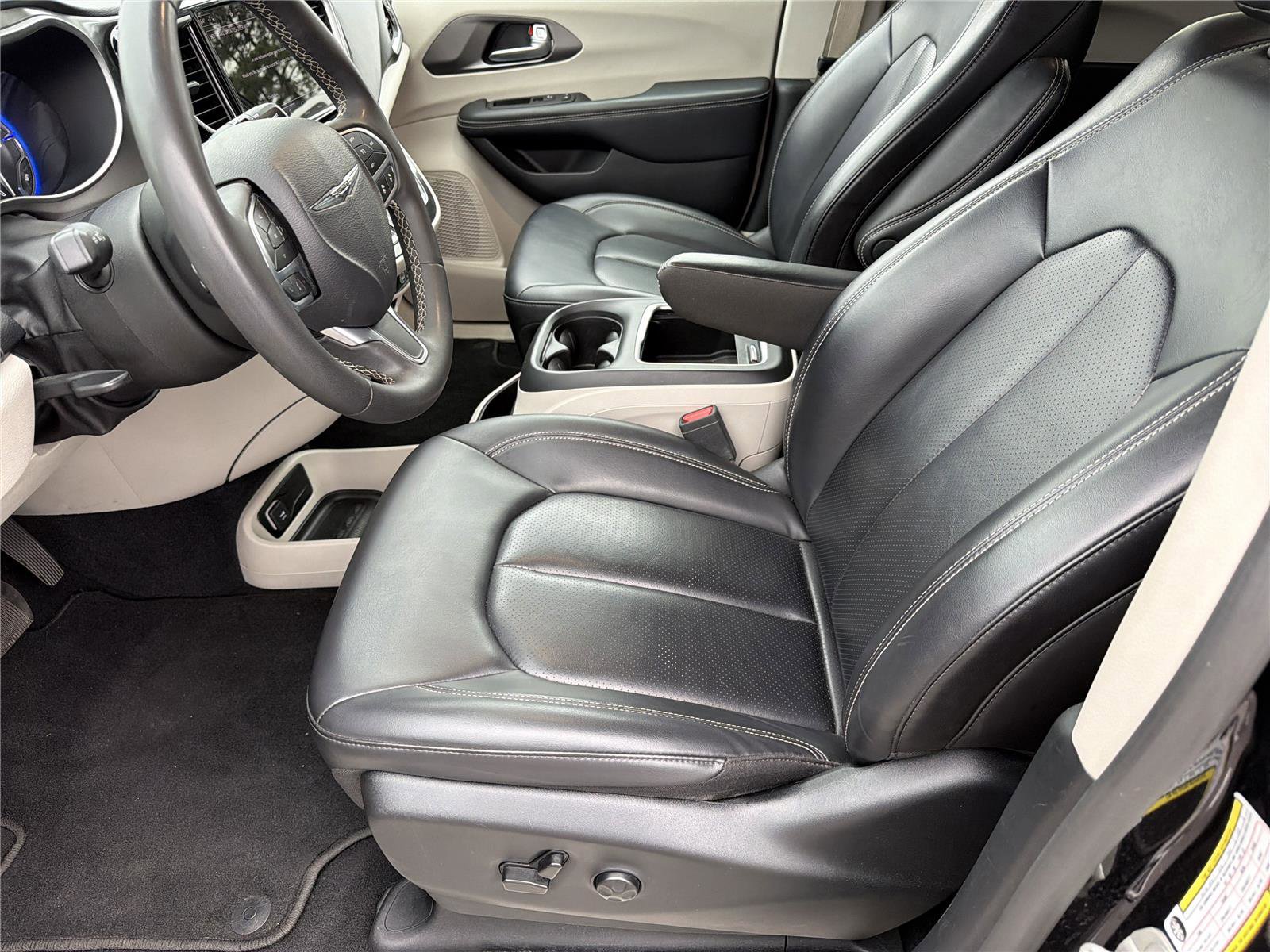 Used 2023 Chrysler Pacifica Touring-L FWD image 8