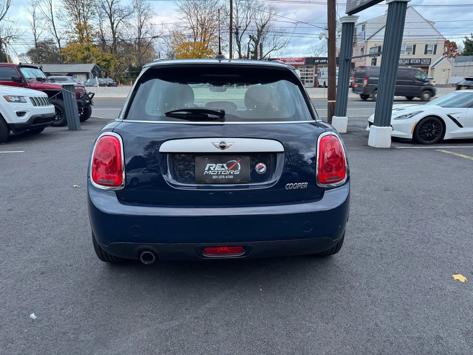 Used 2015 MINI Cooper 4-Door Hardtop image 7