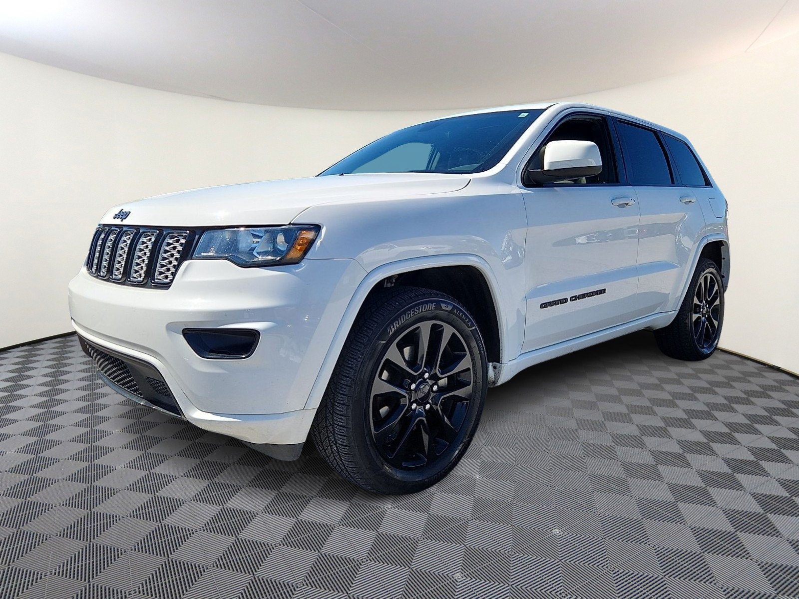 Used 2019 Jeep Grand Cherokee Altitude AWD/4WD image 3