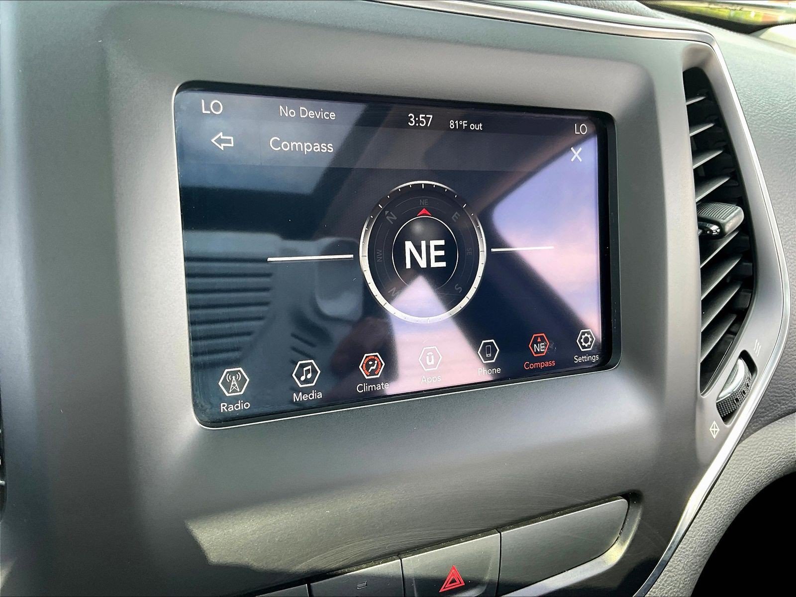 Used 2019 Jeep Cherokee Latitude Plus w/ Comfort/Convenience Group AWD/4WD image 15