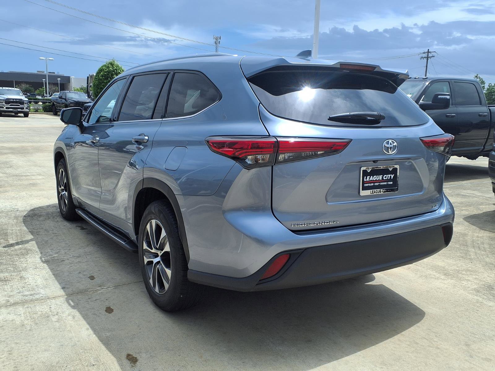 Used 2020 Toyota Highlander XLE FWD image 2