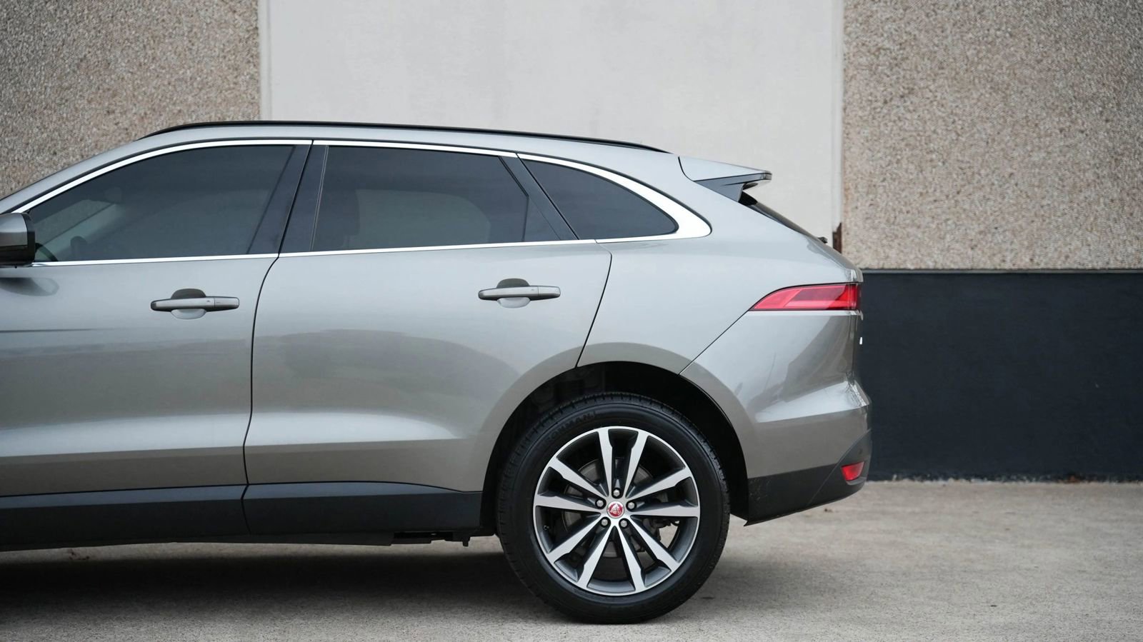 Used 2018 Jaguar F-PACE Prestige image 8