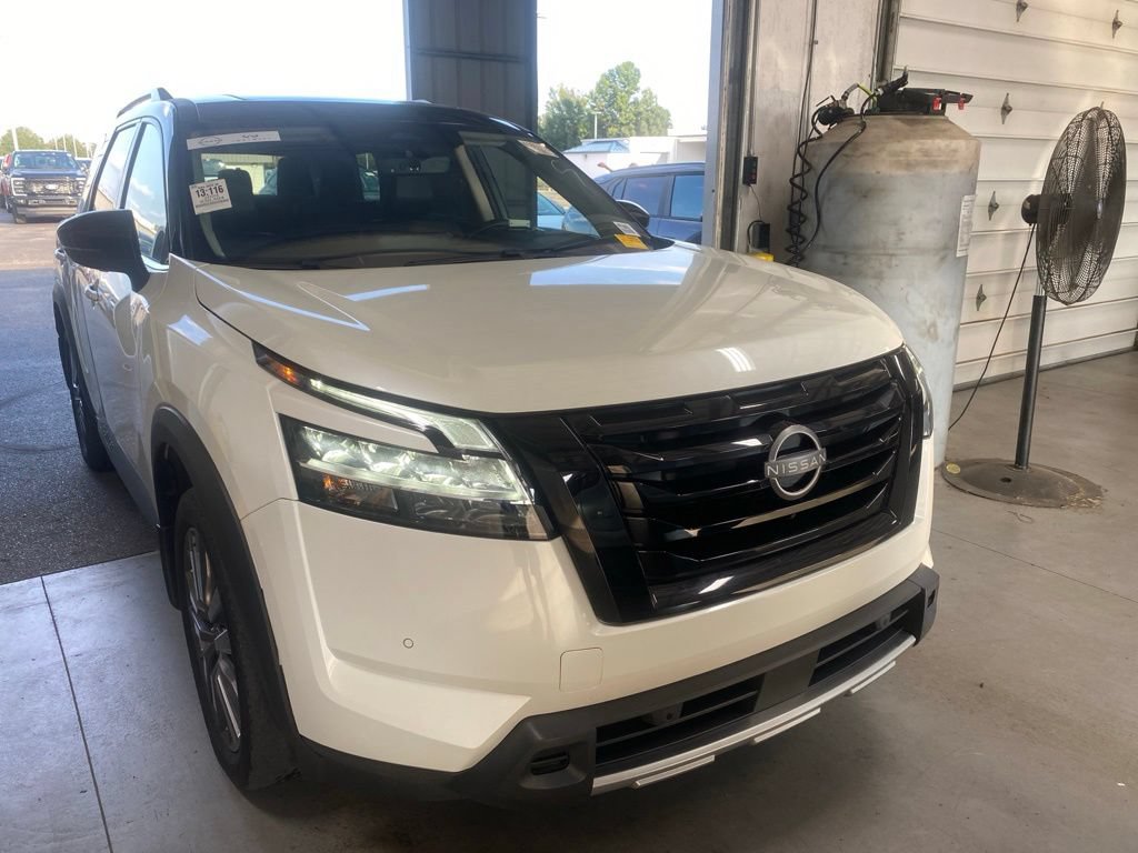 Used 2024 Nissan Pathfinder SL w/ SL Premium Package AWD/4WD image 1