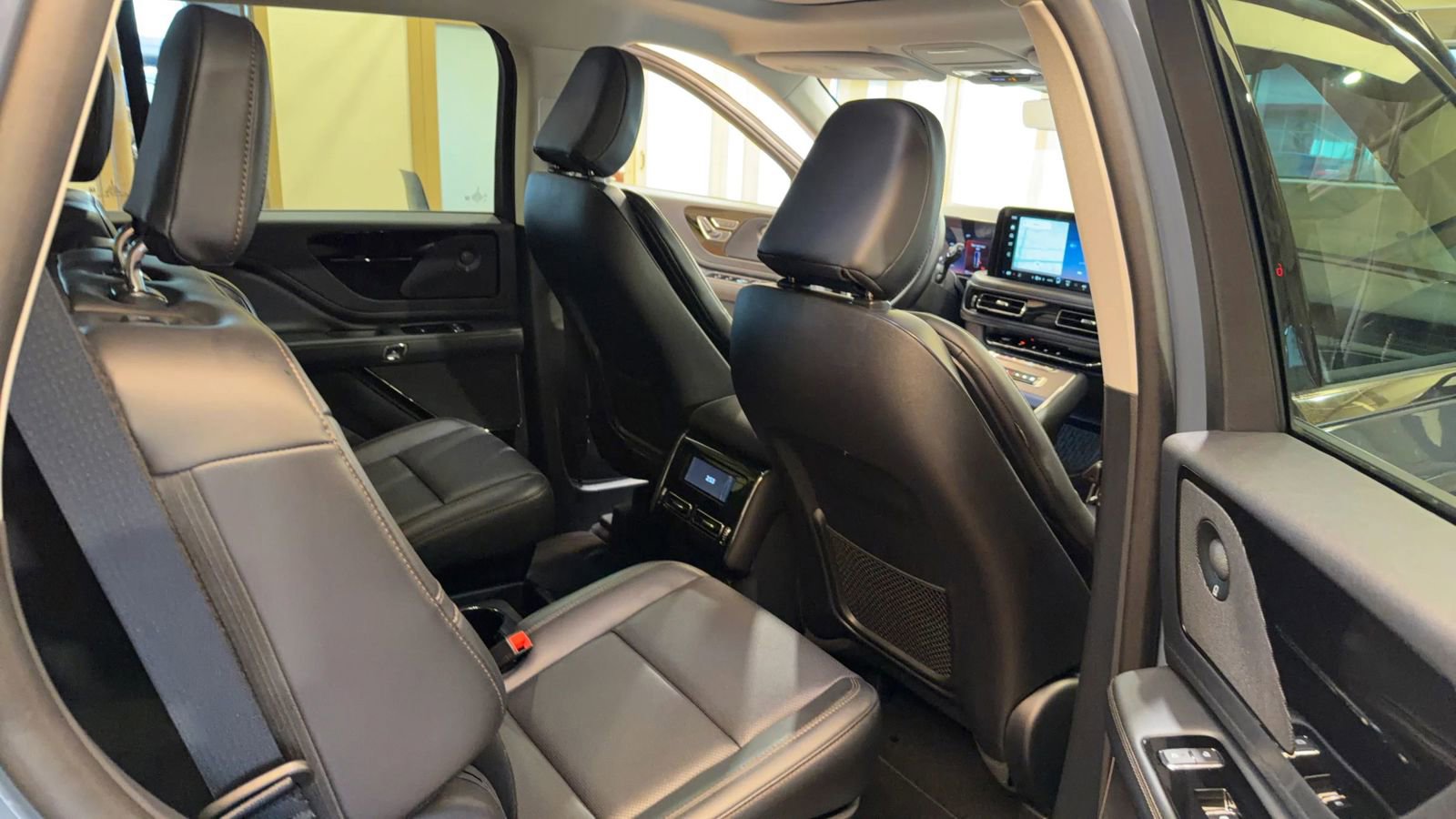 Used 2025 Lincoln Aviator AWD image 18