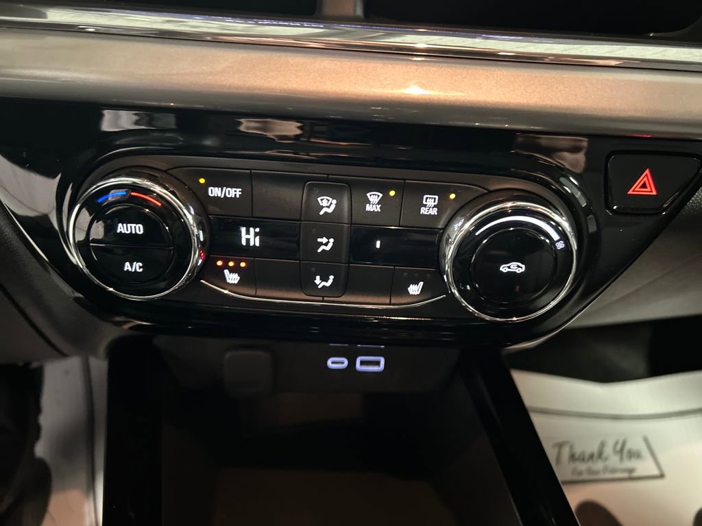 Used 2025 Chevrolet Trax LT w/ LT Convenience Package FWD image 19