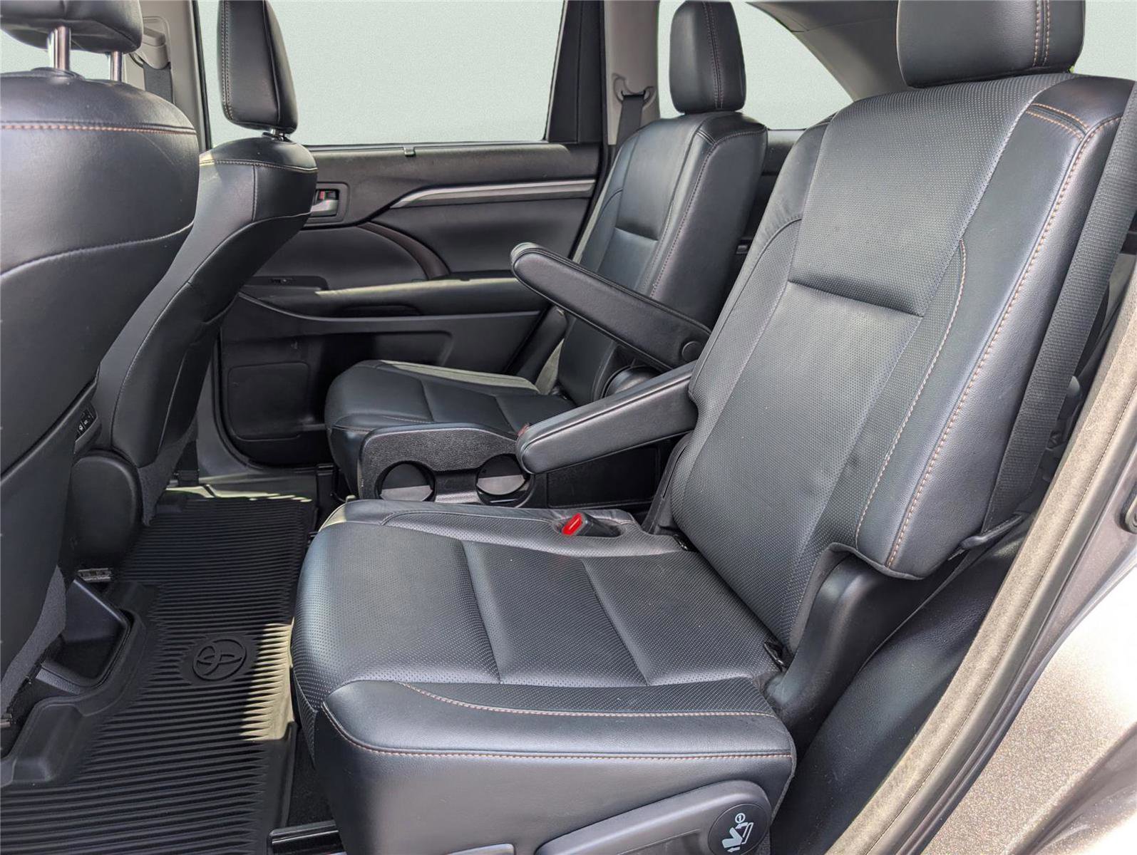 Used 2017 Toyota Highlander Limited AWD/4WD image 32