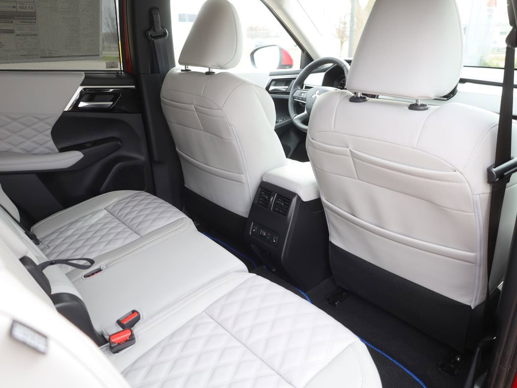 New 2025 Mitsubishi Outlander SEL image 18