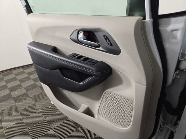 Used 2023 Chrysler Pacifica Touring-L image 29
