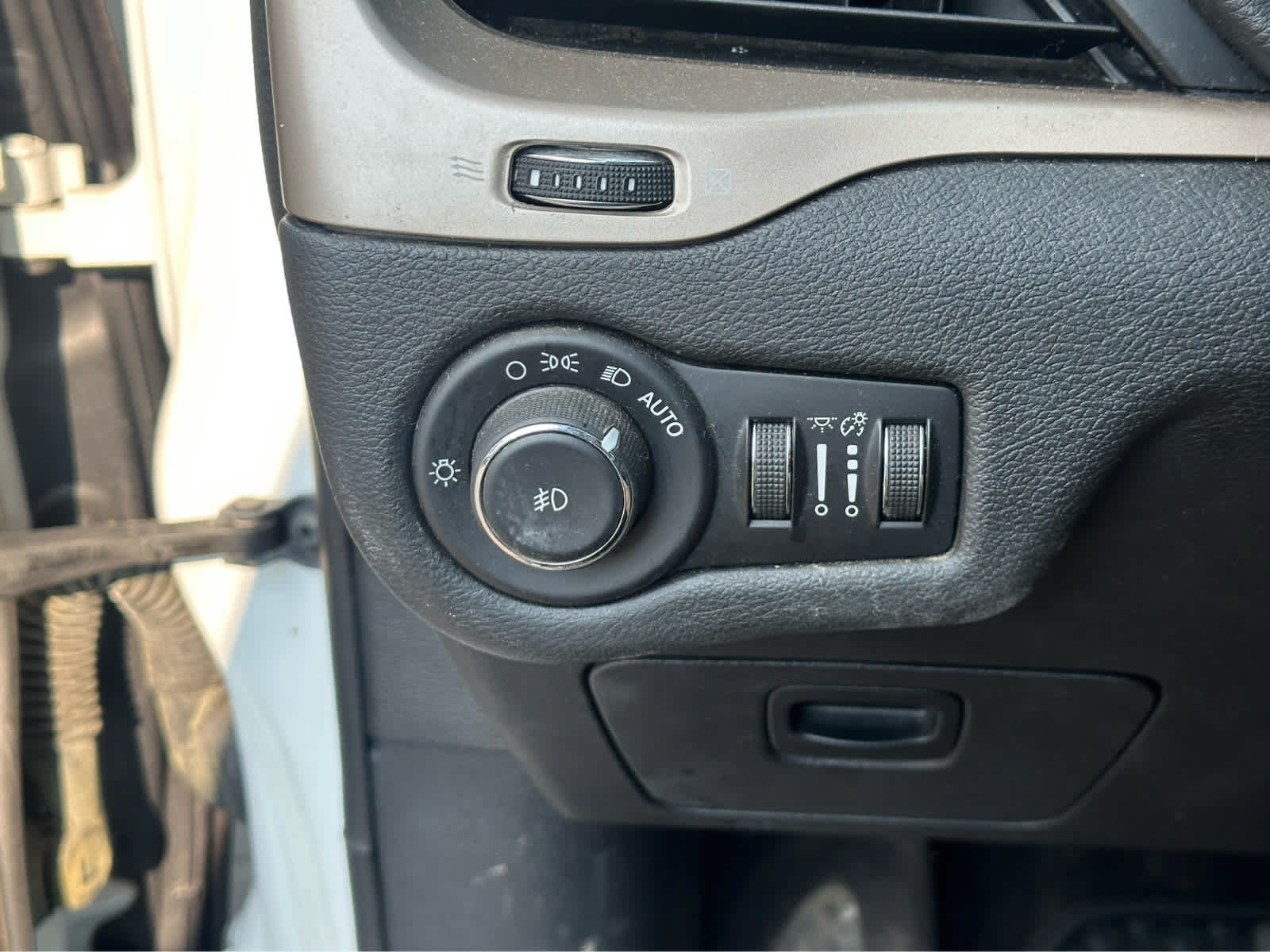 Used 2017 Jeep Cherokee Latitude w/ Cold Weather Group AWD/4WD image 16