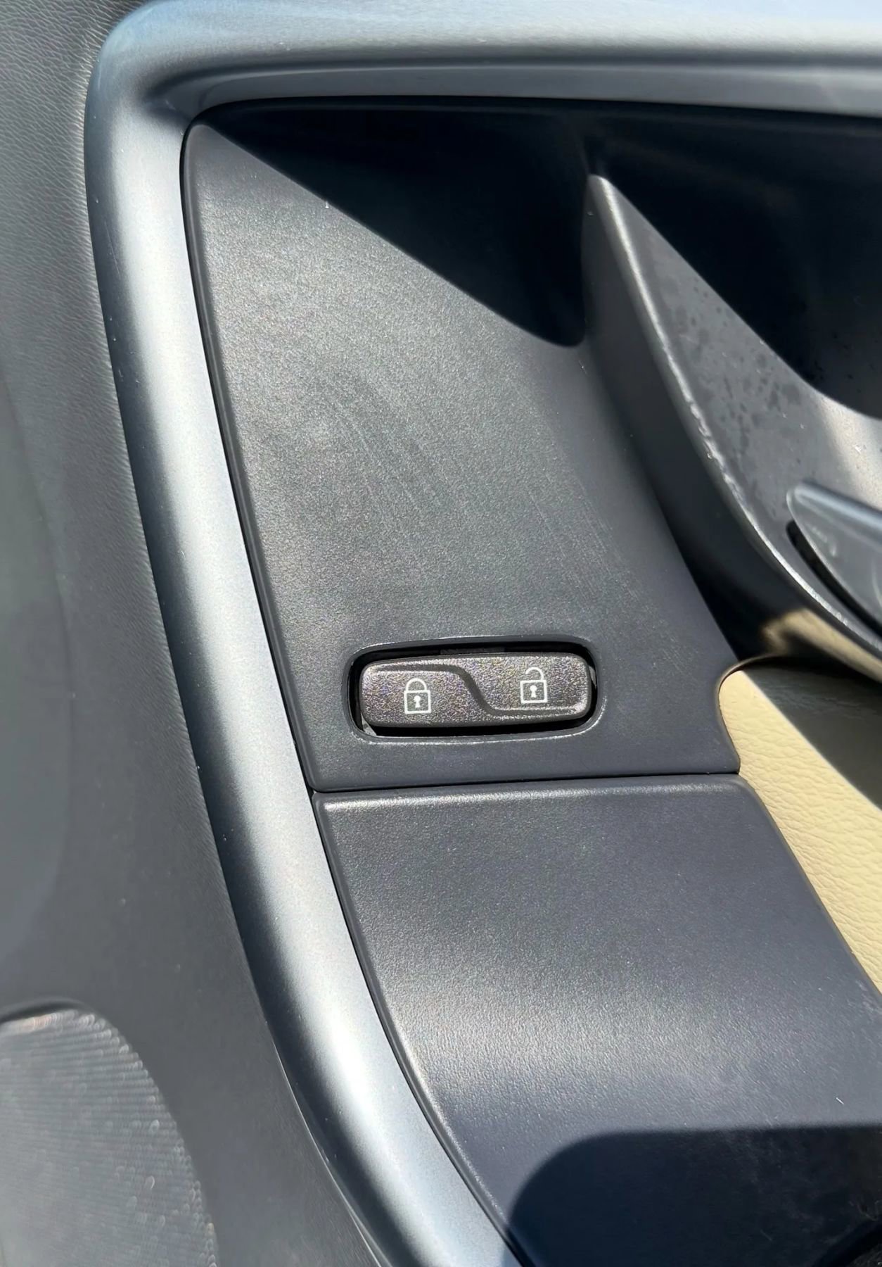 Used 2017 Volvo XC60 T6 Dynamic w/ Preferred Option Package image 39