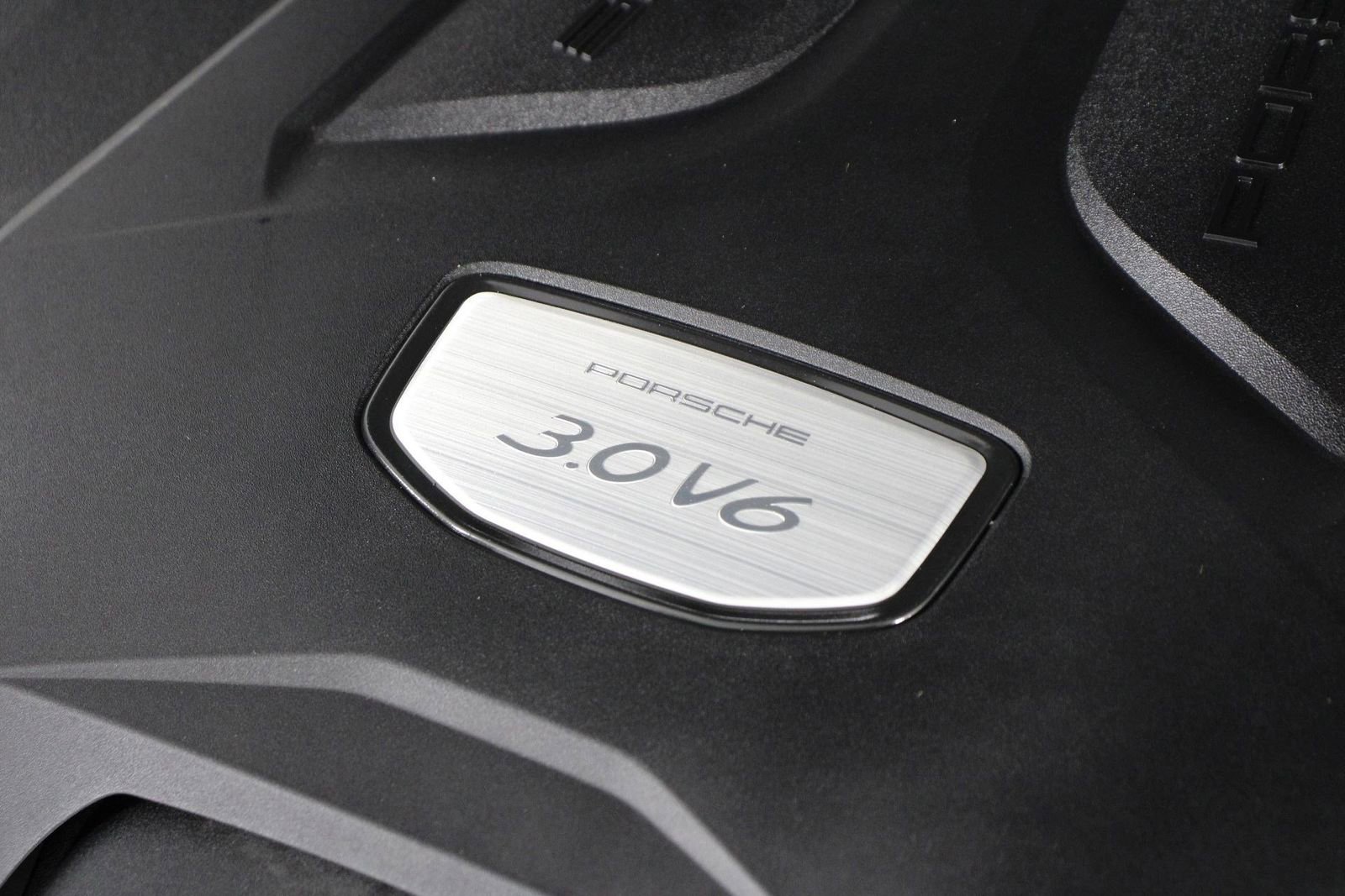 Certified 2023 Porsche Cayenne Platinum Edition image 27