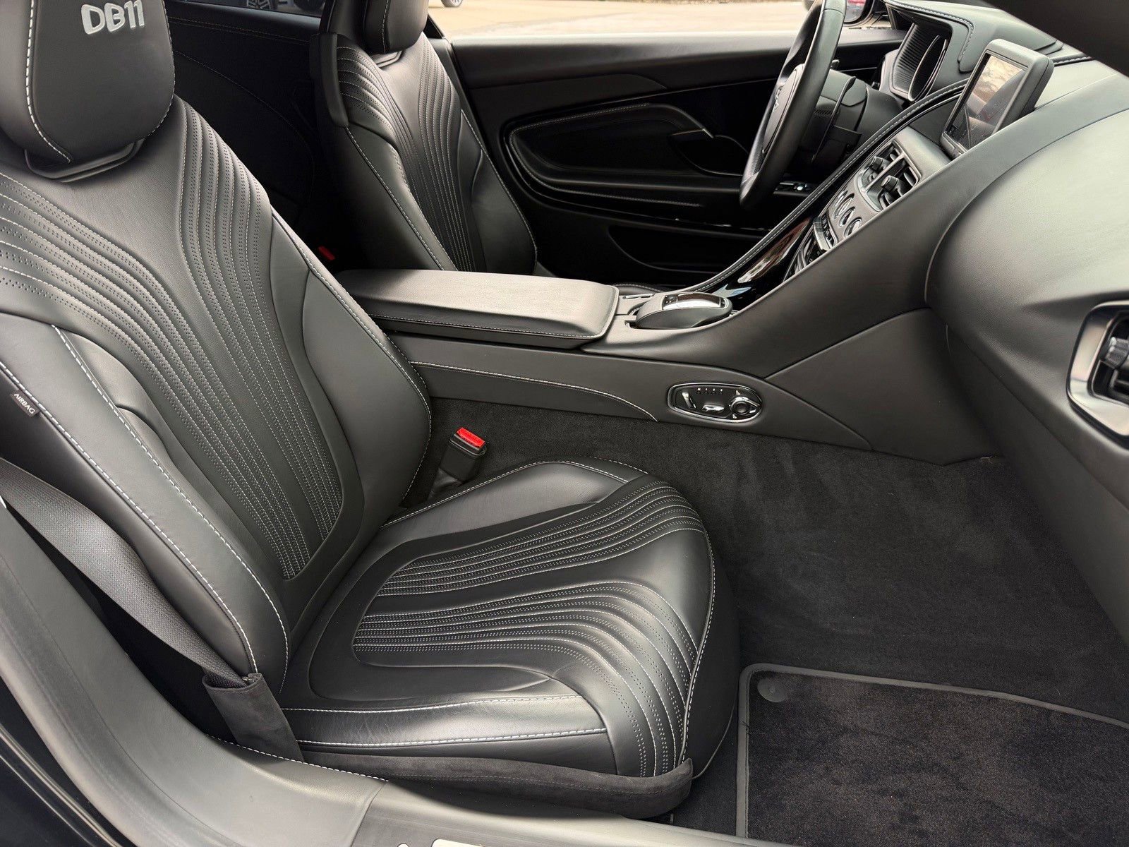 Used 2021 Aston Martin DB11 Coupe image 18
