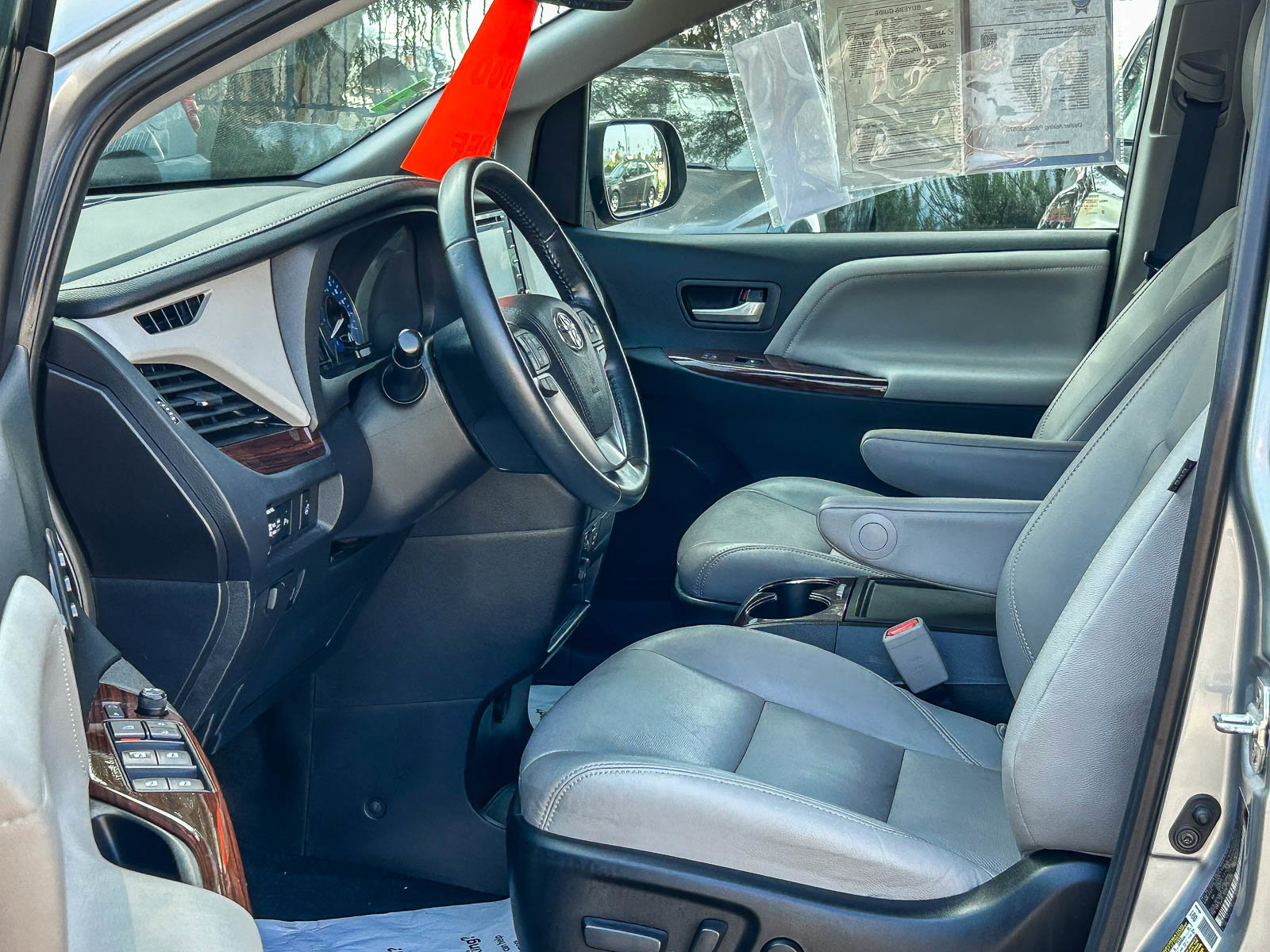 Used 2018 Toyota Sienna Limited w/ Carpet Mat Package image 17