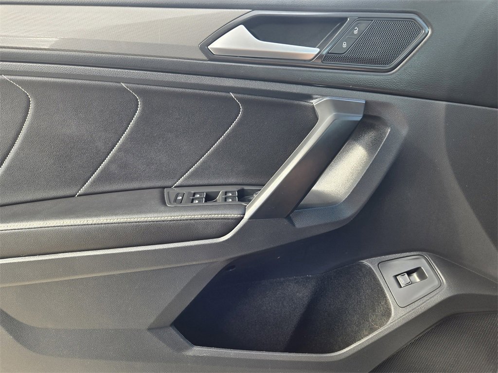Used 2023 Volkswagen Tiguan SE w/ Panoramic Sunroof Package image 25